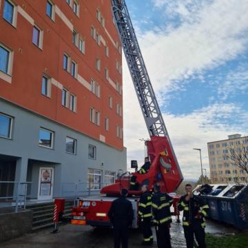 Teplice, Sochorova - mokrá zkouška hasičů. Ta radost… mít možnost pokropit kolegy z 20 patra (6)